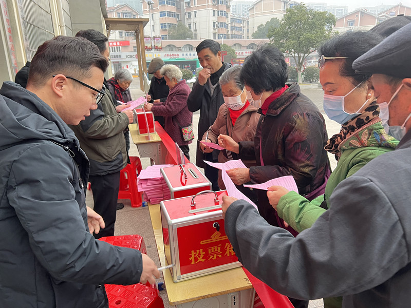 图片5:群众投票.jpg 图片5:群众投票.jpg