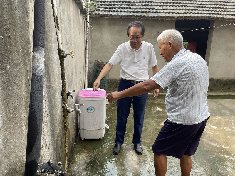 2021年7月16日,区人大常委会副主任马德云在椿树镇长堰村走访贫困户,查看安全饮用水情况.jpg 2021年7月16日,区人大常委会副主任马德云在椿树镇长堰村走访贫困户,查看安全饮用水情况.jpg